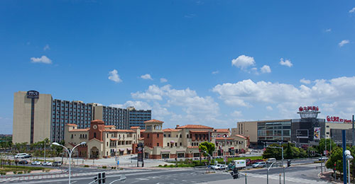 办公、、餐饮、、住宿、、购物等完善的服务